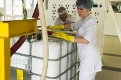 Варщица Ирина организует подачу ингредиентов в реактор