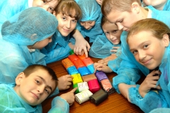 Во время экскурсий школьники практикуются в дизайне упаковки для мыла